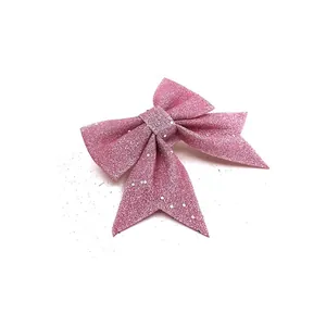 Nahaufnahme einer rosa glitzernden Schleife für Weihnachts-Dekorationen