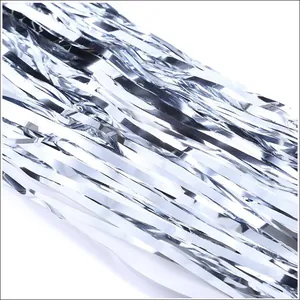 Vista macro di frange di festoni in argento metallico per decorazioni natalizie