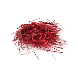 Dettaglio di paglia metallizzata rossa lucida per riempimento regali e decorazioni fai da te