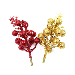 Vue détaillée de baies de Noël scintillantes rouges et dorées pour décoration DIY