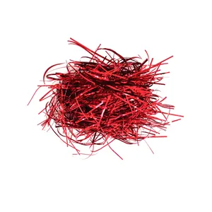 Primo piano di carta metallizzata rossa tagliuzzata per riempire scatole regalo