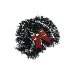 Vista dettagliata della ghirlanda di tinsel nera e bianca con fiocco rosso natalizio decorativo