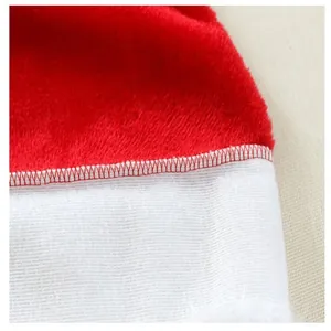 Detailansicht des hochwertigen roten Plüschstoffs und des weißen Futters einer Weihnachtsmütze.