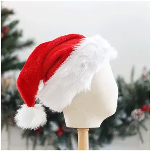 Detailansicht der weichen Plüsch-Weihnachtsmütze in Rot mit weißem Kunstfellbesatz und Bommel