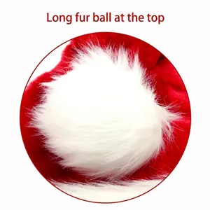 Detailaufnahme des flauschigen weißen Plüschbommels oben auf einer roten Weihnachtsmütze