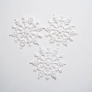 Gedetailleerd overzicht van drie witte glinsterende plastic sneeuwvlok kerstornamenten