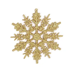 Glinsterende gouden sneeuwvlok met gedetailleerd ontwerp voor kerstboomversiering