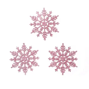 Detailweergave van roze glitter sneeuwvlokken voor kerstboomversiering