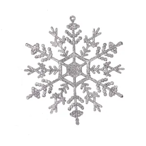Gedetailleerde weergave van een zilveren plastic sneeuwvlokornament met glitters