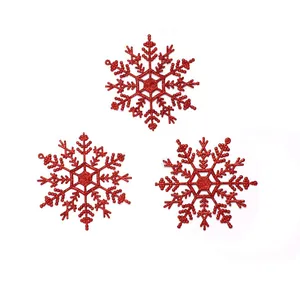 Gedetailleerde weergave van rode glitter kerstsneeuwvlokken voor kerstboomdecoratie