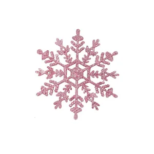 Detailopname van een roze glitterende plastic sneeuwvlok ornament voor kerstboomdecoratie