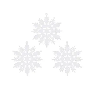 Set van drie witte kunststof glitter sneeuwvlok ornamenten voor de kerstboom decoratie.