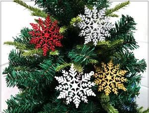 Detailopname van schitterende gekleurde sneeuwvlokornamenten aan een kerstboom