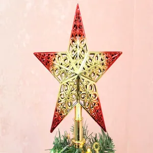 Vue détaillée de la cime d'arbre de Noël en forme d'étoile avec dégradé rouge et or