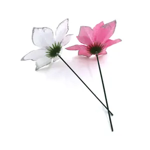 Vista inferior de flores navideñas artificiales con bordes brillantes y tallos