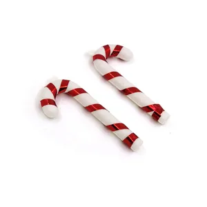 Detailansicht von rot-weiß gestreiften Zuckerstangen-Anhängern für die Weihnachtsdeko