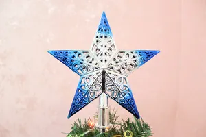 Gros plan d'une étoile de sapin de Noël creuse dégradé bleu et argent pour décoration