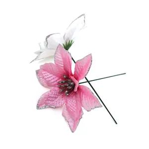 Vista detallada de flores de nochebuena navideñas artificiales con purpurina rosa y blanca