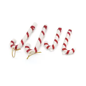 Detail von rot-weiß gestreiften Weihnachtszuckerstangen-Anhängern mit Schlaufen