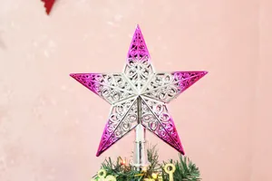 Détail de la décoration de sapin de Noël en étoile filigrane avec dégradé de rose