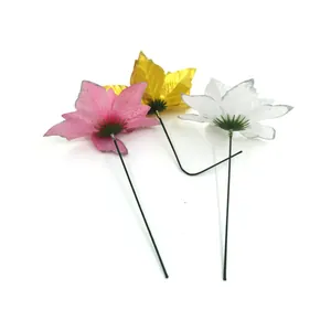 Vista detallada de flores de Navidad artificiales rosa oro blanco con tallos largos de alambre verde