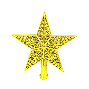 Gros plan de l'étoile dorée évidée pour cime de sapin de Noël avec des motifs de volutes