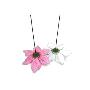 Vista detallada de tallos de flores artificiales con purpurina rosa y blanca con alambres.