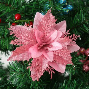 Detailansicht einer rosa Glitzer-Weihnachtssternblume für die Weihnachtsbaumdekoration