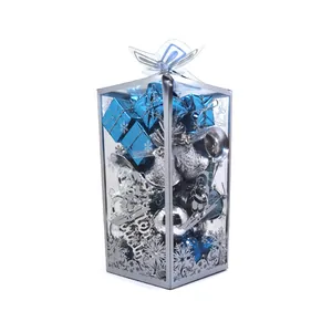 Vue détaillée d'un ensemble de décorations de Noël bleu et argent en boîte cadeau