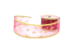 Dettaglio del nastro natalizio in organza rosa con stelle e alberi dorati a lamina