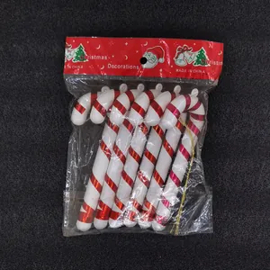 Detailansicht eines 6er-Packs rot-weiß gestreifter Weihnachtszuckerstangen-Anhänger