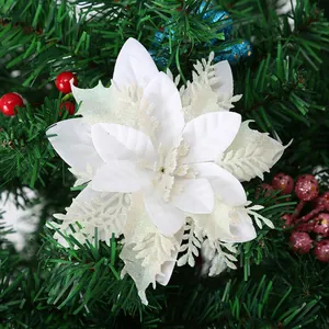 Detailansicht einer weißen künstlichen Glitzer-Poinsettie für die Weihnachtsbaumdekoration