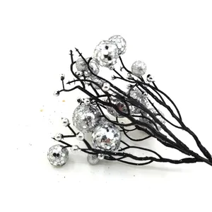Detail van een kunstmatige kersttak met zilveren glitterbessen voor DIY kerstversiering