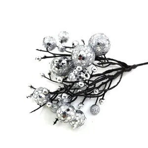 Gedetailleerd overzicht van zilveren glitterbessen voor een mooie kerstboomversiering