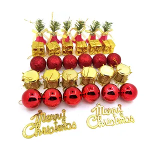 Un ensemble complet de 32 ornements de Noël colorés comprenant cloches, tambours et boules.