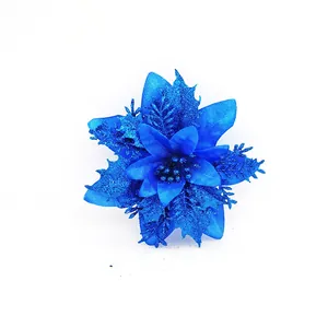 Detailansicht der blauen künstlichen Glitzerblume für die DIY Weihnachtsdekoration