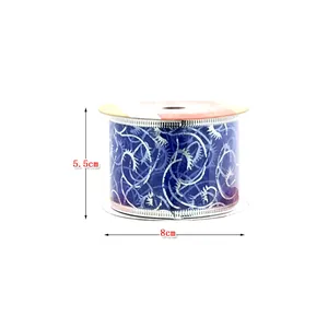 Dettaglio che mostra il diametro di 8 cm e l'altezza di 5,5 cm di un nastro di Natale blu