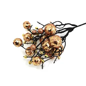 Detail van glinsterende kerstbessen takken voor boomdecoratie en doe-het-zelf-projecten