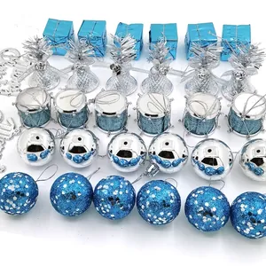 Vue détaillée d'un ensemble de 32 décorations de Noël bleues et argentées sur blanc