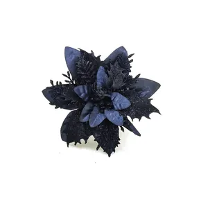 Detailansicht einer dunkelblauen, glitzernden Kunstblume für die DIY-Weihnachtsdekoration.