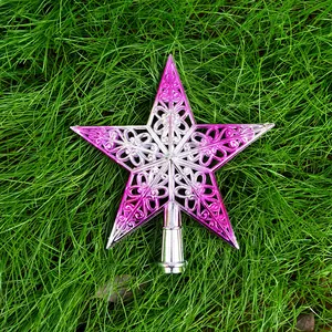 Détail d'une cime de sapin de Noël en forme d'étoile dégradée violette sur l'herbe fraîche