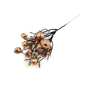Detail van kunstmatige glitter bessen takken voor kerstboom decoratie en DIY projecten