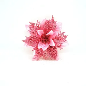 Makroansicht einer rosa glitzernden Weihnachtsstern-Blume für den DIY-Baumschmuck