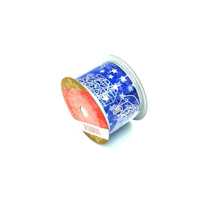 Vista ravvicinata del nastro natalizio blu decorativo con stelle bianche