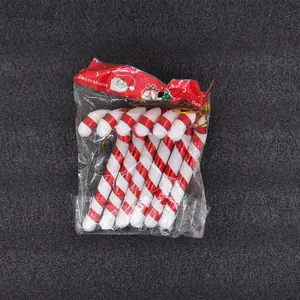 Detailansicht von 6 rot-weiß gestreiften Zuckerstangen als Weihnachtsbaumschmuck