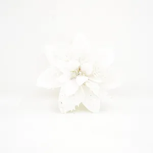 Nahaufnahme einer weißen Glitzer-Weihnachtsblume mit funkelndem Finish
