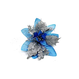 Nahaufnahme einer funkelnden blau-silbernen Glitzer-Weihnachtsblume für den Baum