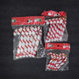 Set aus rot-weiß gestreiften Weihnachtszuckerstangen in Klarsichtverpackung.