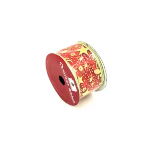 Primo piano di un rotolo di nastro di Natale rosso con eleganti motivi a stella d'oro