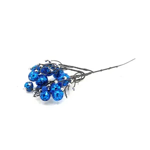 Detail van kunstmatige blauwe glitterbessen op een decoratieve kersttak voor DIY